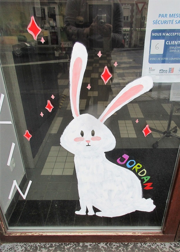 Un lapin blanc peint sur une vitrine
