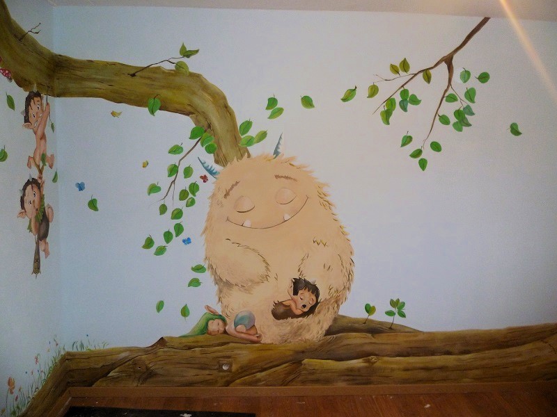 décor de chambre d'enfant avec créature genre Totoro et elfes ou lutins qui dorment. il y a des arbres et des feuilles qui tombent doucement