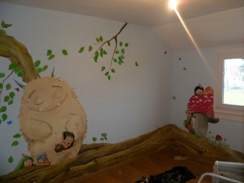 décor de chambre d'enfant avec des arbres, des elfes et une créature poilue comme Totoro. Il y a un gros champignon rouge, la scène est apaisante
