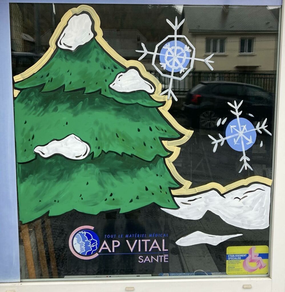 Peinture sur vitrine avec Sapin de Noel vert et flocons de neige stylisés bleus