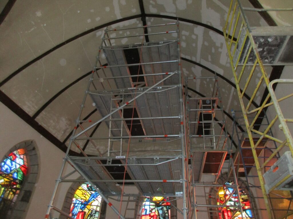un échafaudage dans une église en cours de restauration