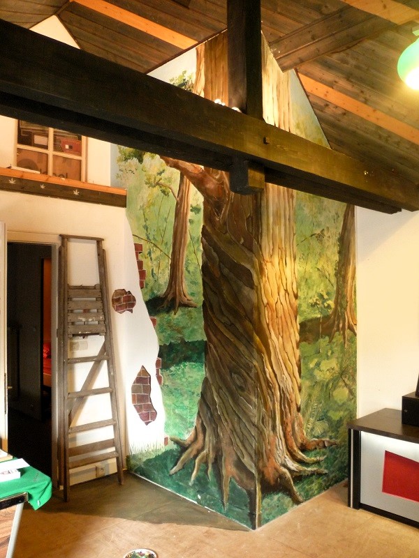 fresque murale intérieur représentant un arbre au milieu d'une forêt