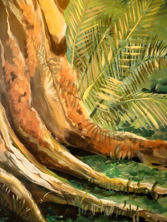 Détail d'un décor de forêt peint avec les racines d'un arbre, de l'herbe et une fougère