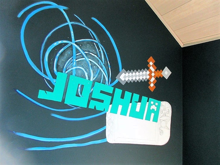 décor peint à la main dans une chambre d'enfant avec épée Minecraft, console de jeu, prénom écrit et des spirales bleues