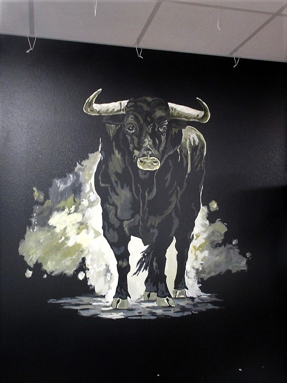 Décor mural peint à la main avec un taureau noir au milieu de la poussière