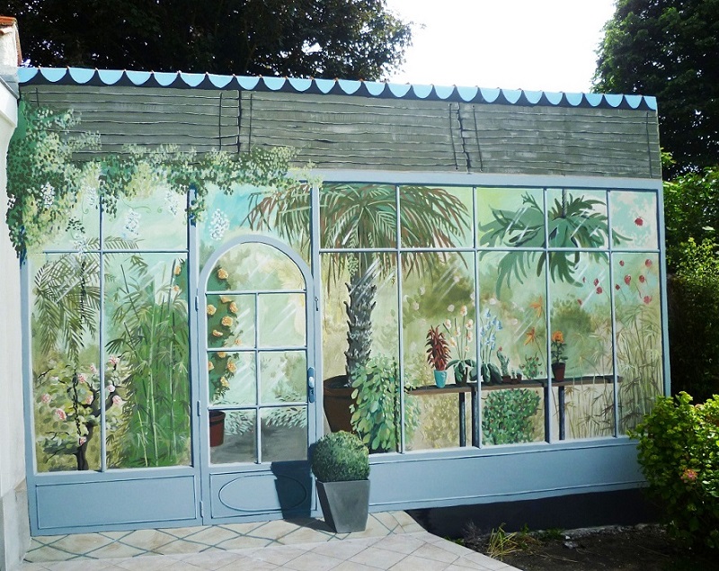 Fresque murale extérieure représentant un décor de serre avec des plantes colorées, orchidées, cornes de cerf, palmier, papyrus, camélia